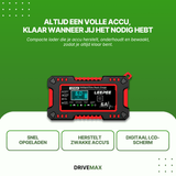 Ladegerät an die Autobatterie im offenen Motorraum angeschlossen