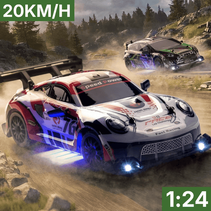 Bestuurbare raceauto op schaal 1:24 met LED-verlichting rijdend op een stoffige offroadbaan met 20 km/h.