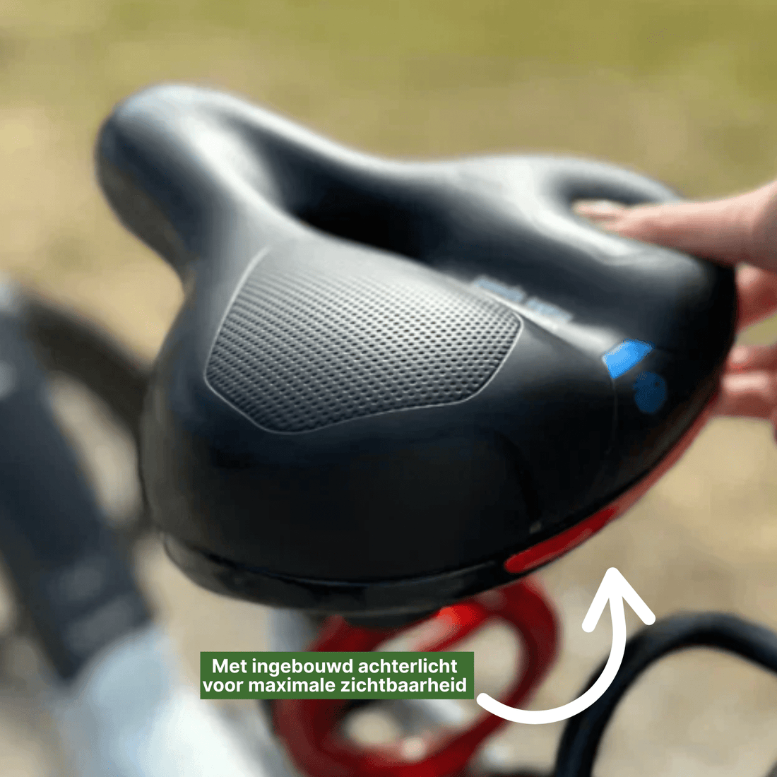 Schwarzer bequemer Fahrradsattel mit rutschfester Polsterung und eingebautem rotem Rücklicht für zusätzliche Sichtbarkeit.