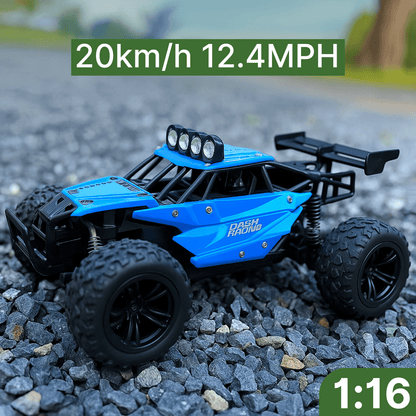 Blauwe DashRacer™ RC auto op schaal 1:16 met LED-verlichting, grote banden en snelheid tot 20 km/h.