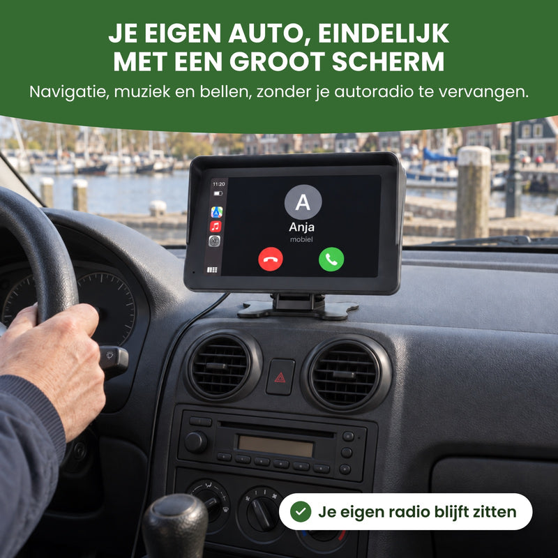 DriveMate One mit einem eingehenden Anruf im Cockpit eines älteren Autos am Hafen: dein eigenes Auto, endlich mit großem Bildschirm