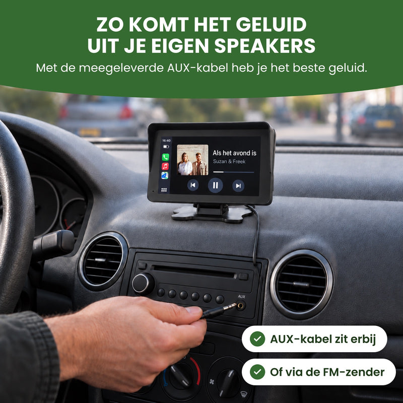Hand steckt das AUX-Kabel ins Autoradio, auf dem DriveMate One läuft Musik: So kommt der Ton aus deinen eigenen Lautsprechern