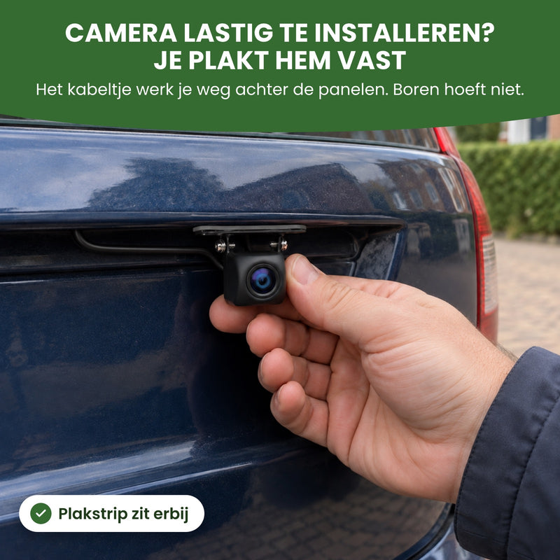 Hand klebt die Rückfahrkamera des DriveMate One hinten ans Auto, das Kabel verschwindet unter der Kante: festkleben, ohne Bohren