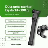 Schwarze DriveMax-Fahrradpumpe schräg dargestellt neben einer schwarzen Montagehalterung auf weißem Hintergrund.