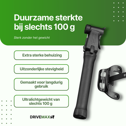 Schwarze DriveMax-Fahrradpumpe schräg dargestellt neben einer schwarzen Montagehalterung auf weißem Hintergrund.