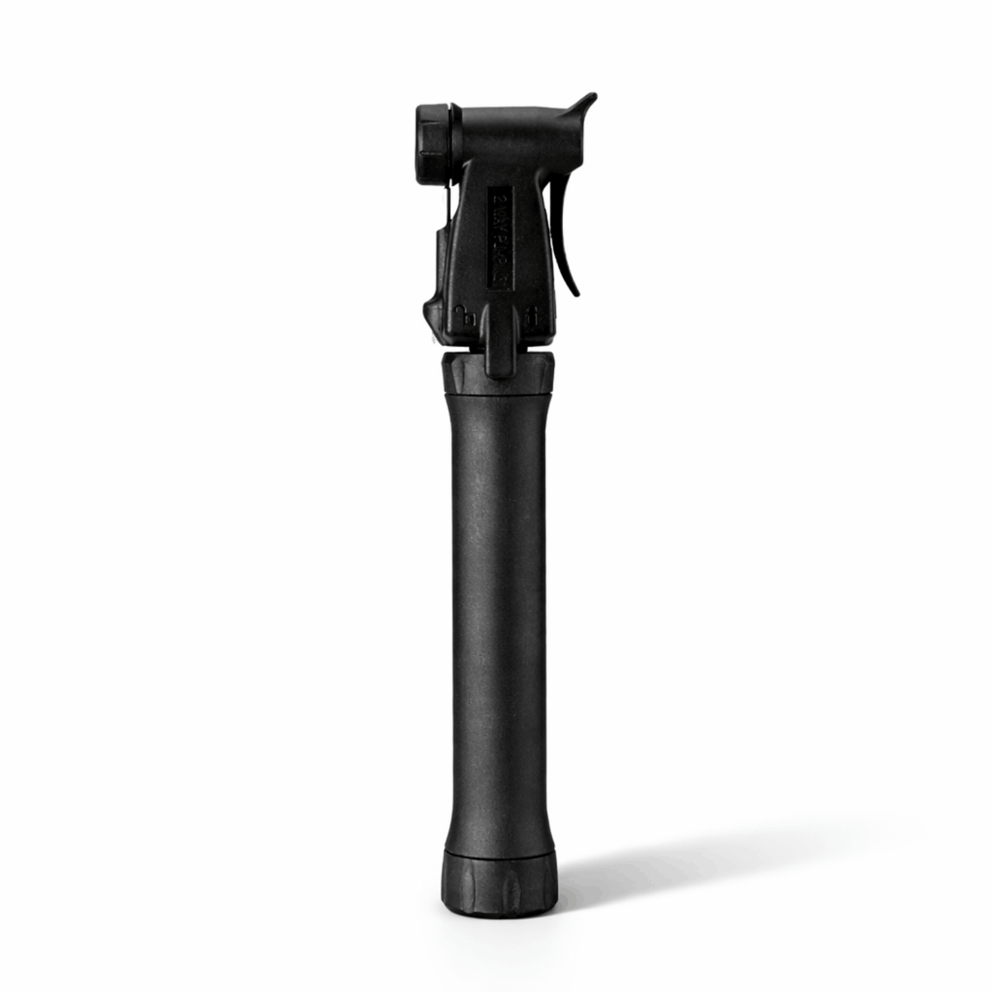 Schwarze Fahrradpumpe von vorn vor weißem Hintergrund.