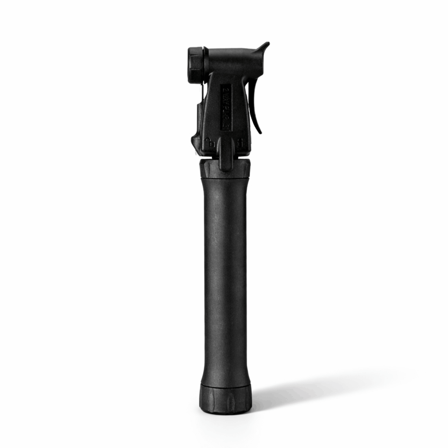 Schwarze Fahrradpumpe von vorn vor weißem Hintergrund.