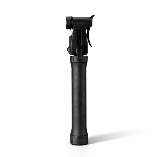 Schwarze Fahrradpumpe von vorn vor weißem Hintergrund.