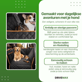Schwarze gesteppte Hundedecke für das Auto auf der Rückbank mit Hunden, die bequem darauf liegen.