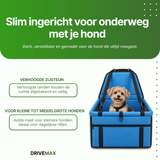 Kleiner Hund ruhig in einem Hundekorb im Auto auf Reisen