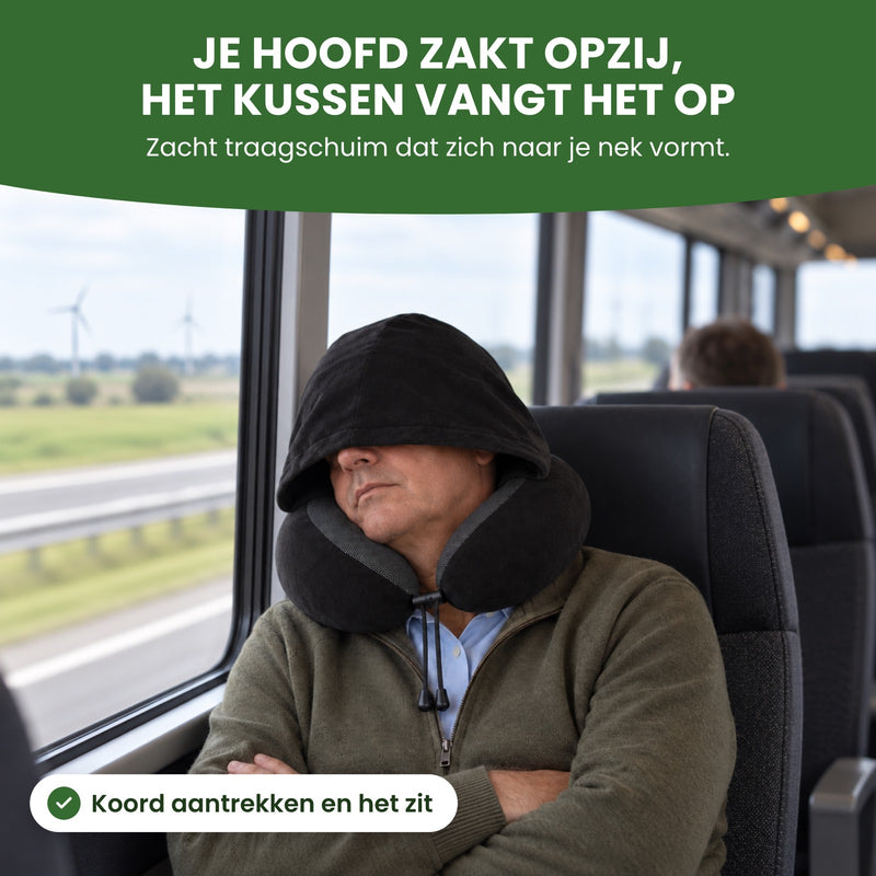 Mann im Bus mit dem Kopf auf dem schwarzen NeckEase Reisekissen, die Kordel zugezogen: Dein Kopf kippt zur Seite, das Kissen fängt ihn auf