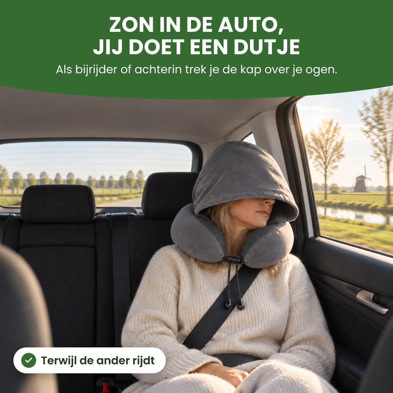 Frau hinten im Auto mit der Kapuze des grauen NeckEase Reisekissens über den Augen: ein Nickerchen, auch wenn die Sonne ins Auto scheint