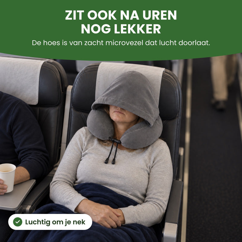 Frau am Gang im Flugzeug mit der Kapuze des grauen NeckEase Reisekissens über den Augen und einer Decke: „Auch nach Stunden noch bequem“