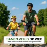 Vater und Kind fahren zusammen mit Reflectra-Spiegeln am Lenker auf einem sonnigen Waldweg Fahrrad.