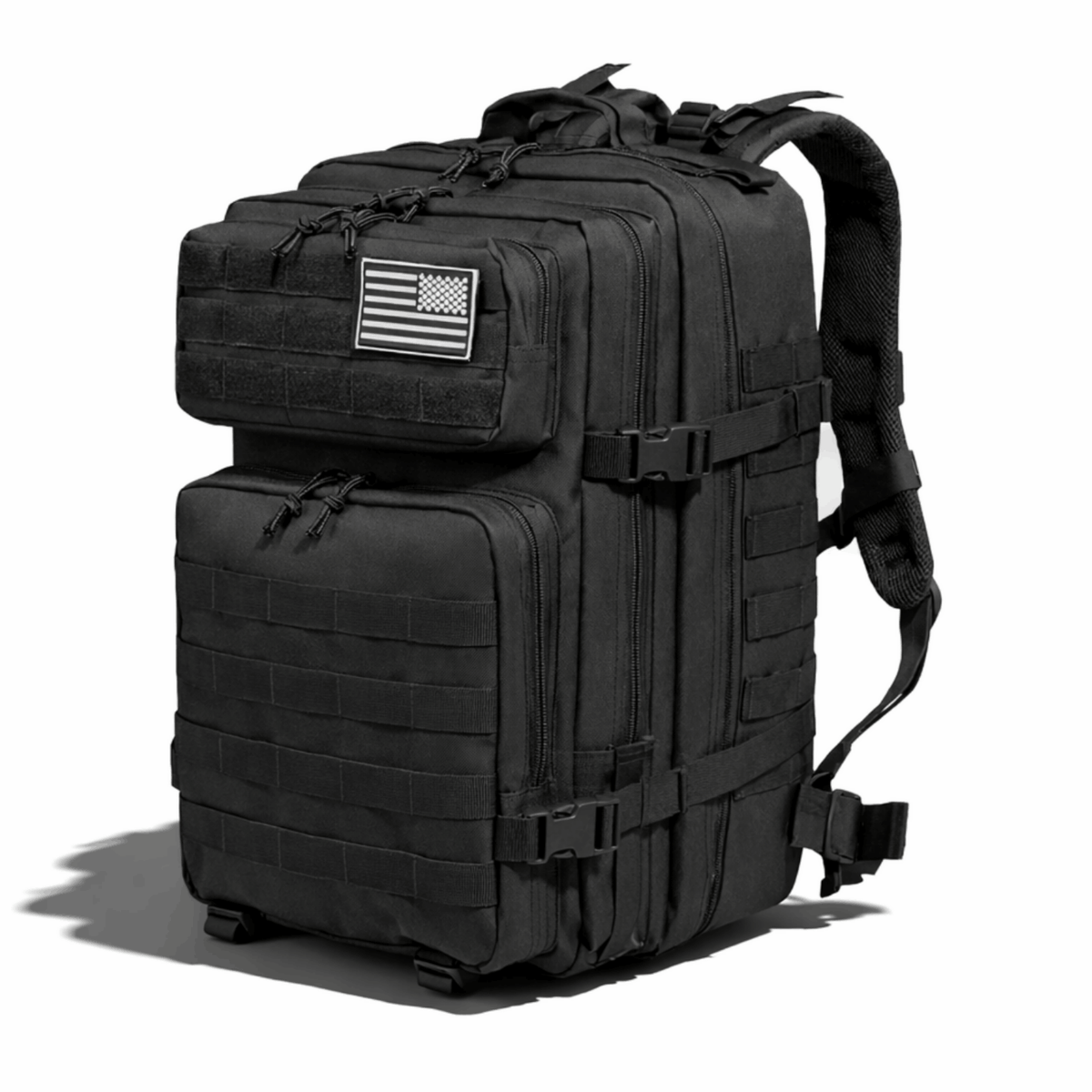 Schwarzer Rucksack mit mehreren Fächern und Schnallen, schräg von vorne fotografiert.