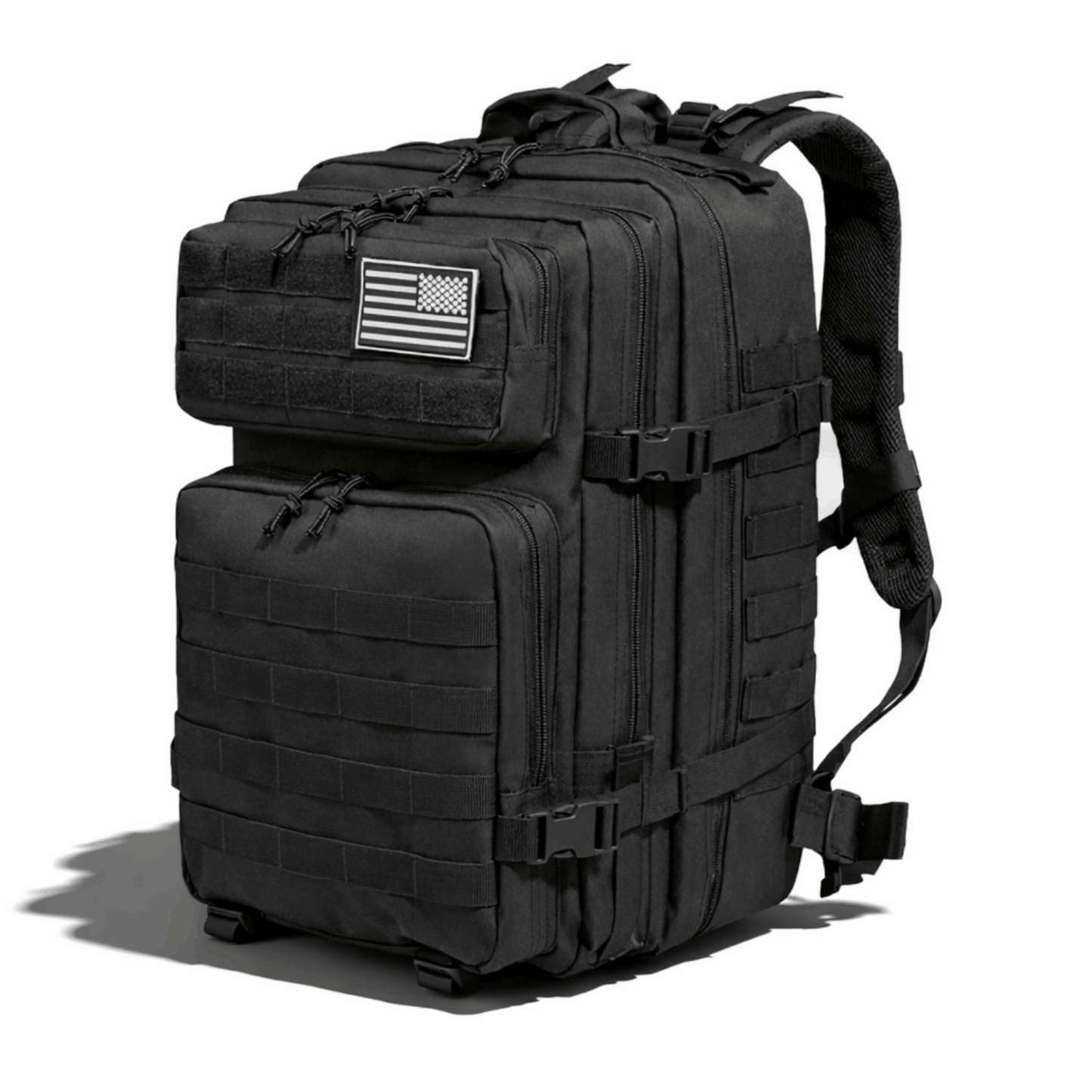 Schwarzer Rucksack mit mehreren Fächern und Schnallen, schräg von vorne fotografiert.