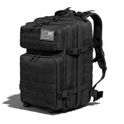 Schwarzer Rucksack mit mehreren Fächern und Schnallen, schräg von vorne fotografiert.