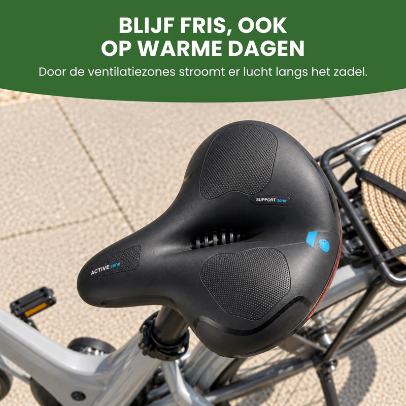 Saddlelux-Sattel mit blauen Details von oben, an einem Fahrrad in der Sonne, mit der Öffnung in der Mitte: Bleib frisch, auch an warmen Tagen