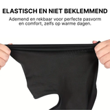 Zwarte ThermoShield™ Balaklava wird zwischen zwei Händen gedehnt, zeigt dehnbaren und atmungsaktiven Stoff.