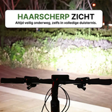 Fahrrad mit eingeschaltetem Voltura LED-Licht beleuchtet hell einen Weg in der Dunkelheit für maximale Sichtbarkeit.